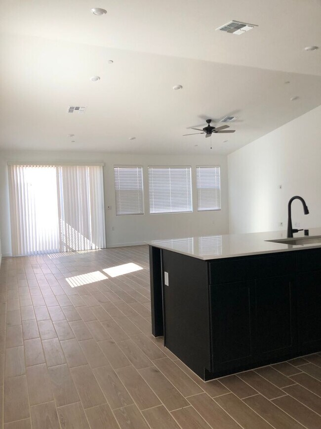 7520 Passionfruit Dr in Bakersfield, CA - Building Photo - Building Photo