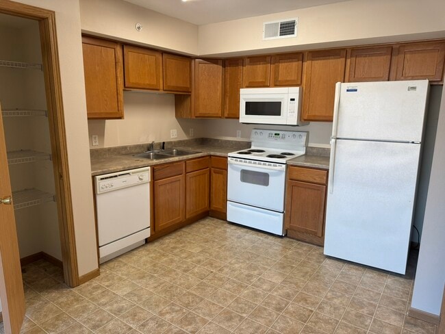 4600 Grand Ave, Unit C10 in Davenport, IA - Foto de edificio - Building Photo