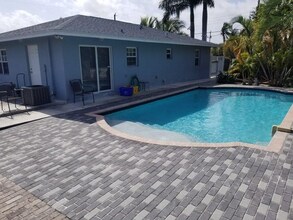 2855 Floral Rd in Lantana, FL - Foto de edificio - Building Photo