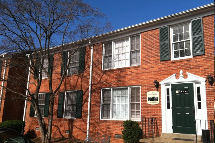 Berkshire and Barter Court Apartments in Charlottesville, VA - Foto de edificio