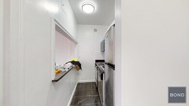 160 W 73rd St in New York, NY - Building Photo - Building Photo