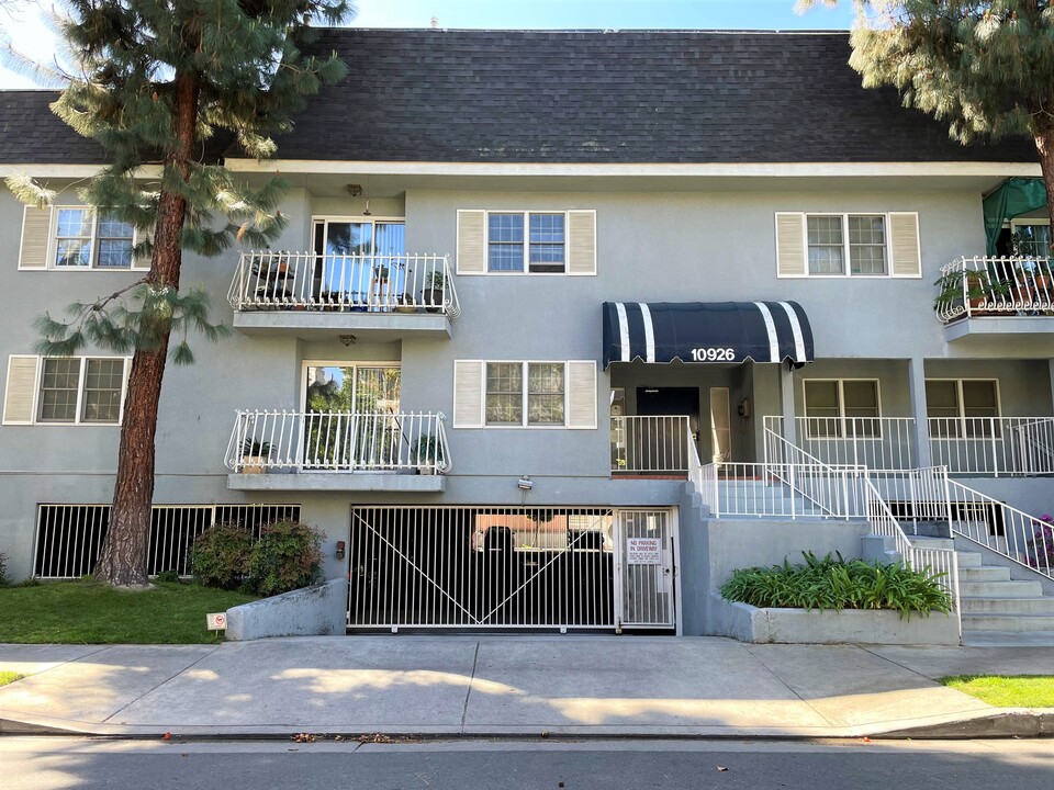 10926 Huston St in North Hollywood, CA - Building Photo
