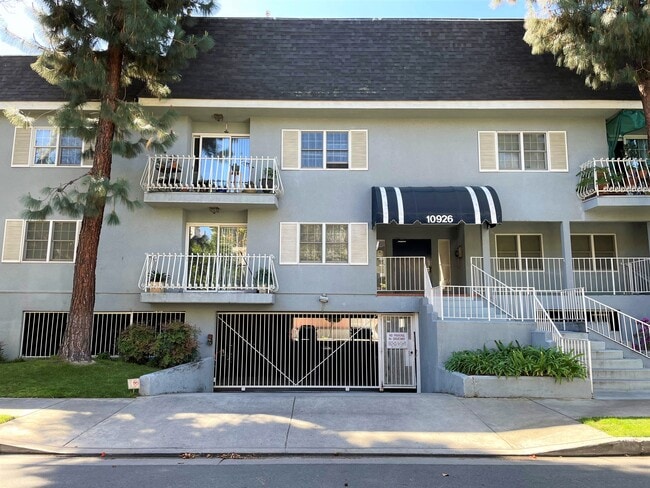 10926 Huston St