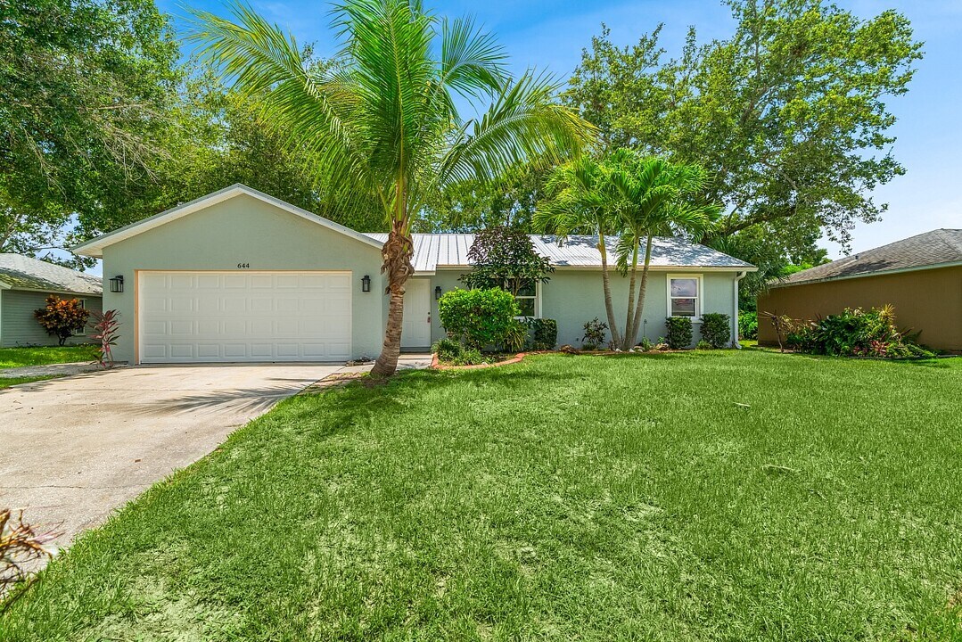 644 Carnival Terrace in Sebastian, FL - Building Photo
