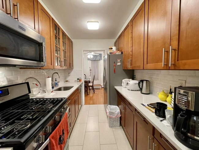 14055 34th Ave, Unit 48 in Flushing, NY - Foto de edificio - Building Photo