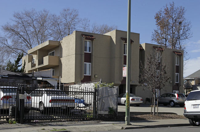 1127 Foothill Blvd in Oakland, CA - Foto de edificio - Building Photo