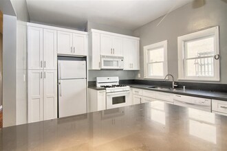 819 Westmount Dr, Unit 819 in West Hollywood, CA - Building Photo - Building Photo