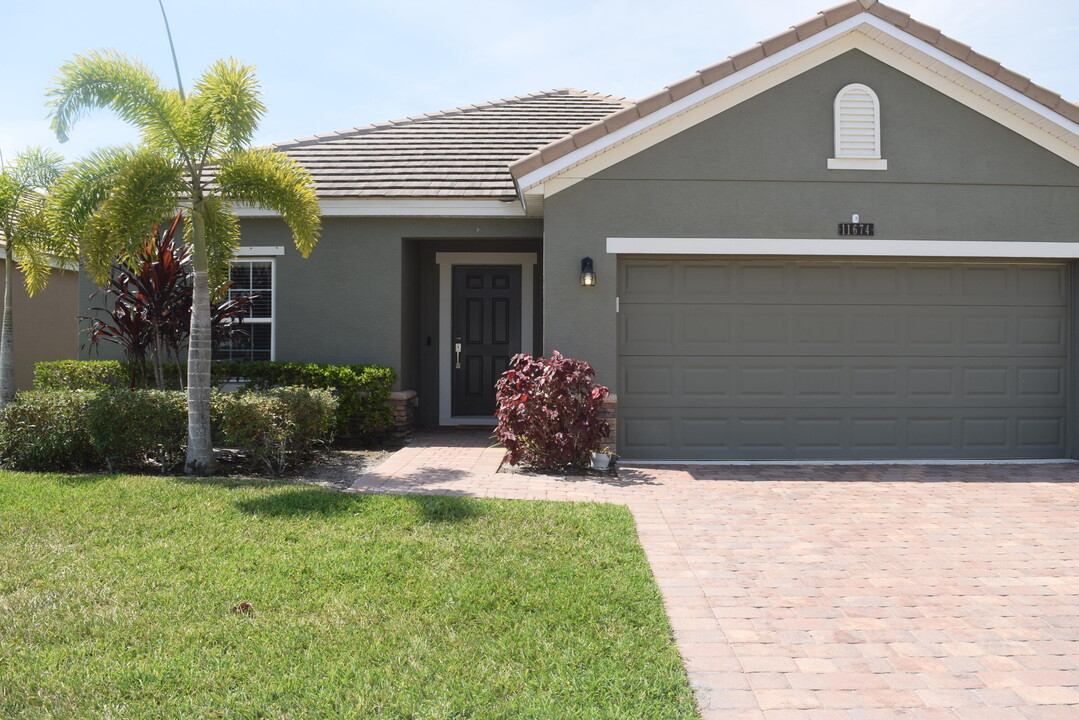 11674 SW Rowena St in Port St. Lucie, FL - Foto de edificio