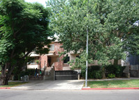 7241 Vassar Ave in Canoga Park, CA - Foto de edificio - Building Photo