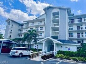 340 Horse Creek Dr in Naples, FL - Building Photo