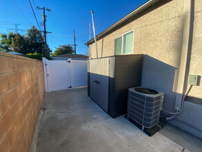 14859 Chatsworth Dr in Mission Hills, CA - Foto de edificio - Building Photo
