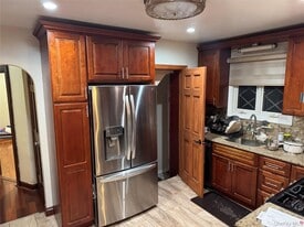 8315 Little Neck Pkwy in Queens, NY - Building Photo