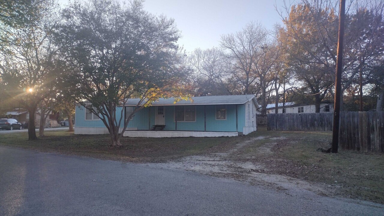 1024 Pawnee Trail in Granbury, TX - Building Photo