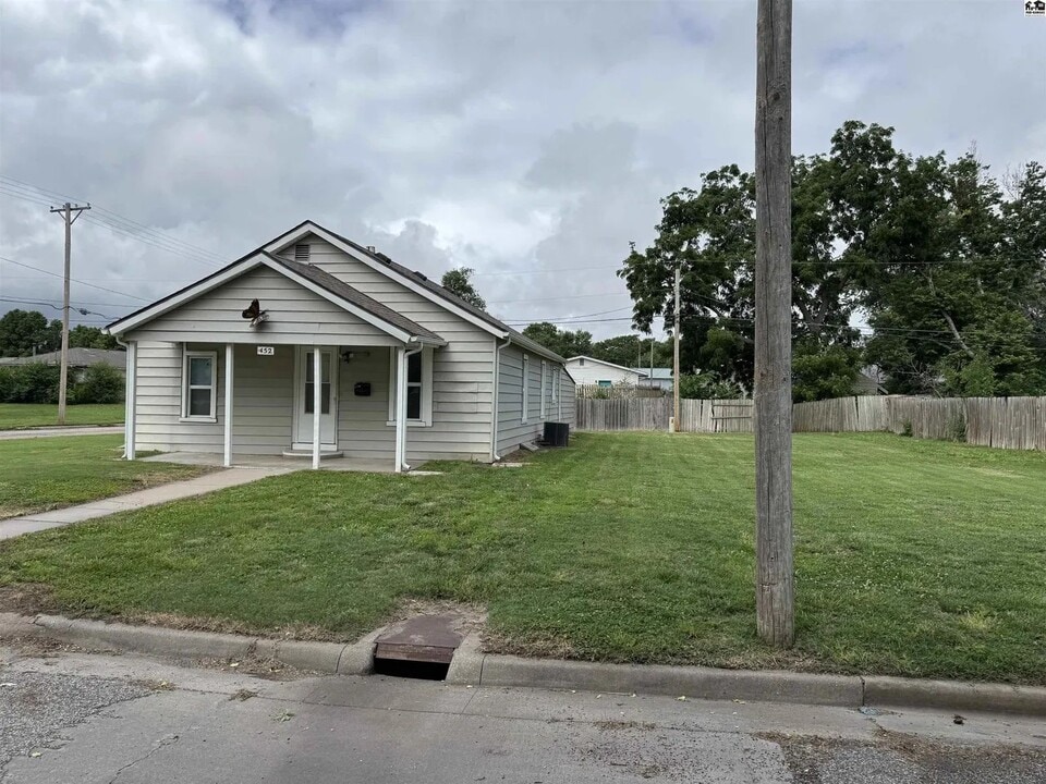 452 S Tulip St in McPherson, KS - Building Photo