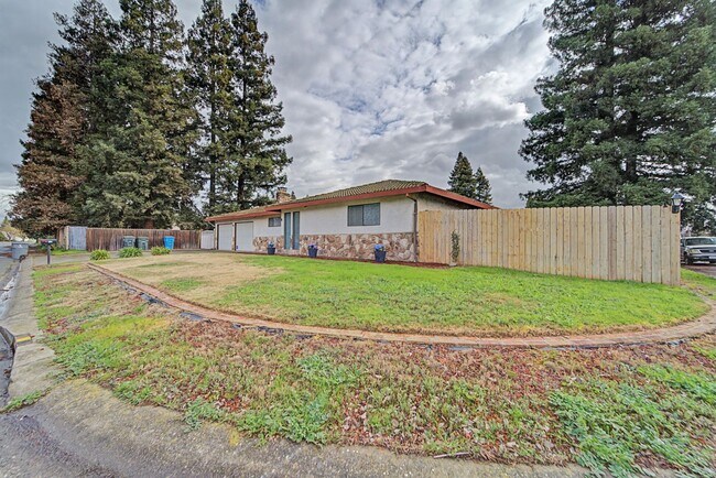 910 Teesdale Rd in Yuba City, CA - Building Photo - Building Photo