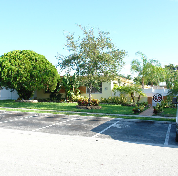 2231-2247 NE 170th St in North Miami Beach, FL - Foto de edificio