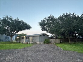 17 W Davis Rd in Edinburg, TX - Building Photo