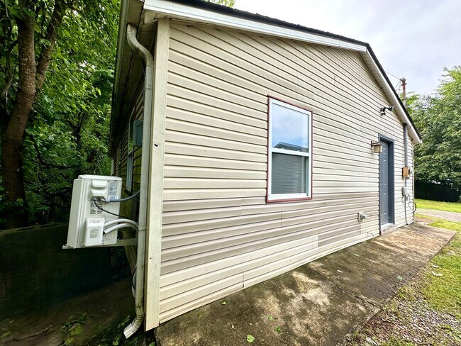 305 Locust St-Unit -A in Clarksville, TN - Foto de edificio - Building Photo