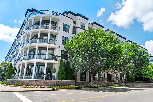 2700 Charlotte Ave Apartments in Nashville, TN - Building Photo - Building Photo