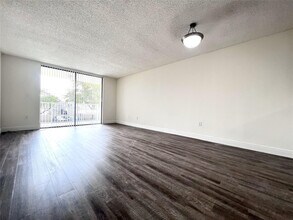 17350 NW 68th Ave in Hialeah, FL - Foto de edificio - Building Photo