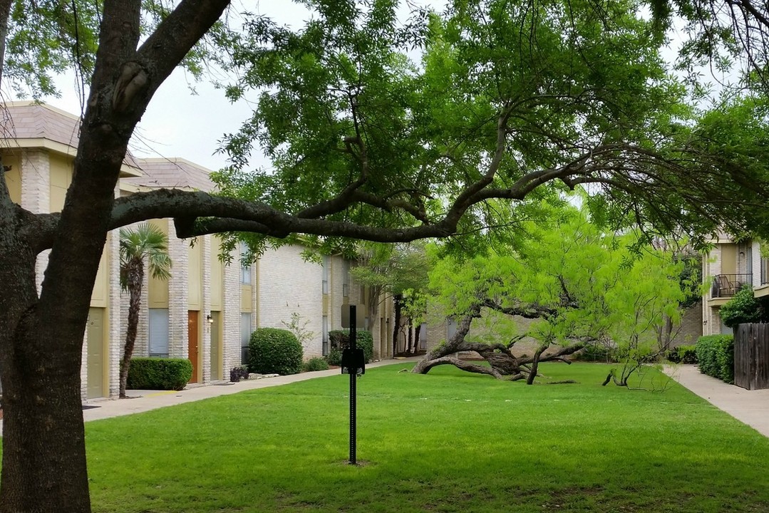 Chevy Chase Apartments in San Antonio, TX - Building Photo