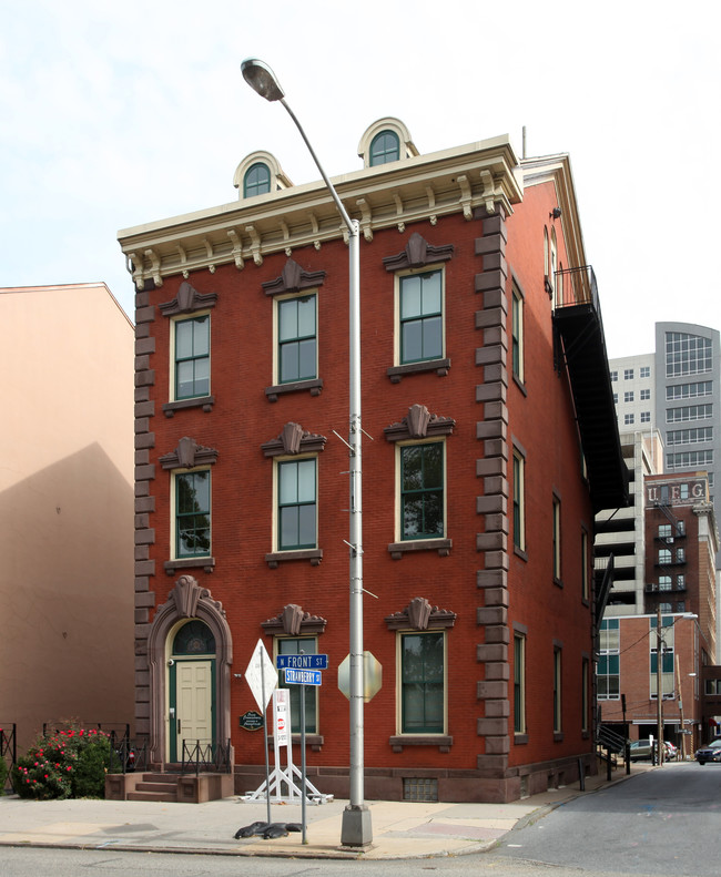 17 N Front St in Harrisburg, PA - Building Photo - Building Photo