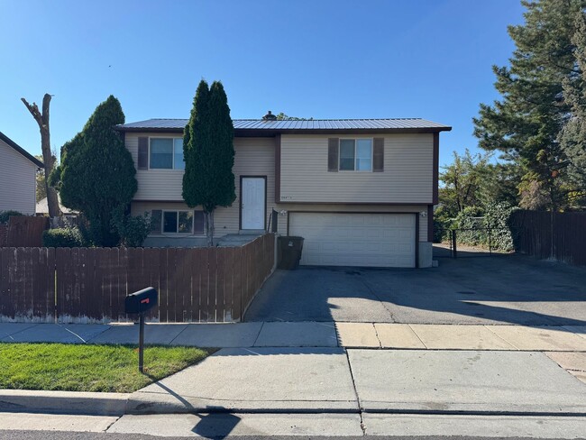 property at 5943 Lodestone Ave