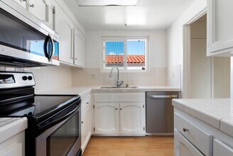902 Caminito Madrigal in Carlsbad, CA - Building Photo - Building Photo