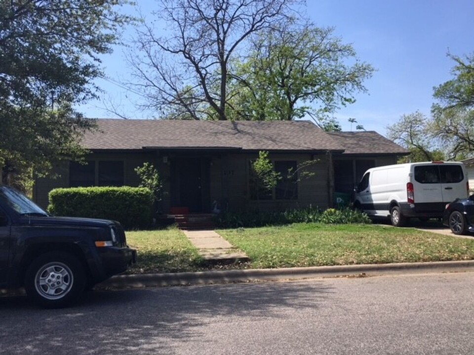 1107 Anna St in Denton, TX - Building Photo