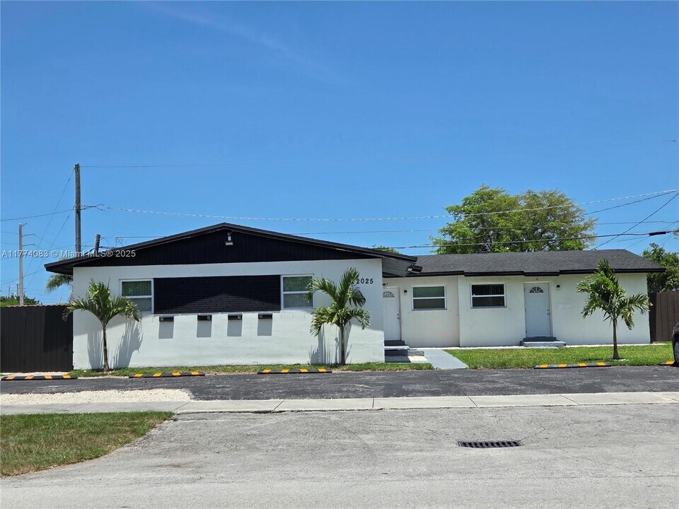 22025 SW 117th Ave-Unit -2 in Miami, FL - Building Photo
