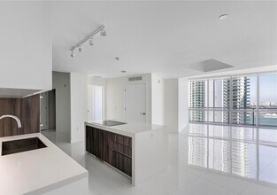 851 NE 1st Ave, Unit 2109 in Miami, FL - Building Photo - Building Photo