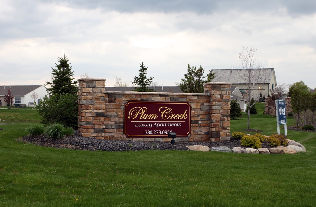 Redwood Brunswick Apartments in Valley City, OH