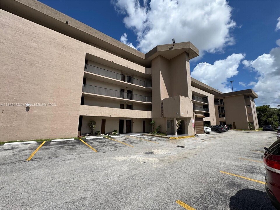 816 NW 87th Ave in Miami, FL - Building Photo