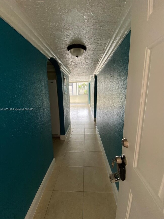 10090 NW 80th Ct in Hialeah Gardens, FL - Foto de edificio - Building Photo