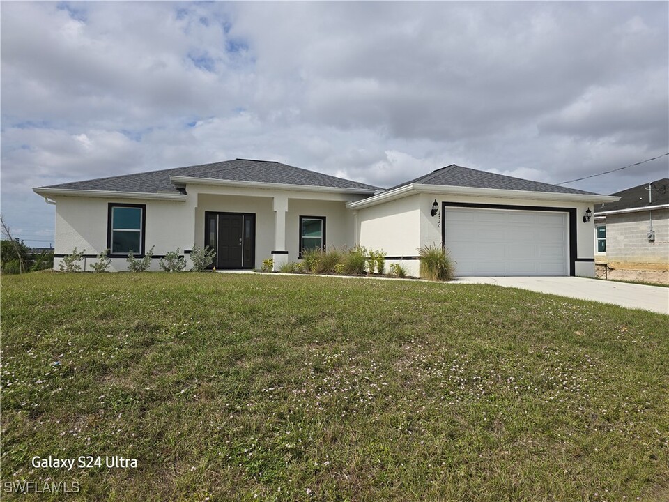 2520 NE 1st Pl in Cape Coral, FL - Building Photo