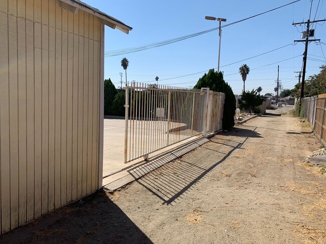 741 E Holt Blvd in Ontario, CA - Building Photo - Building Photo