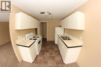 1713 St Edward Blvd N in Lethbridge, AB - Building Photo - Building Photo