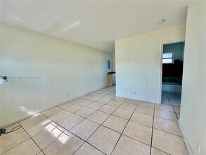 1041 NW 7th Ct in Hallandale Beach, FL - Building Photo - Building Photo