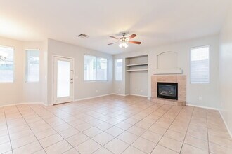 5781 Magini Ave in Las Vegas, NV - Foto de edificio - Building Photo