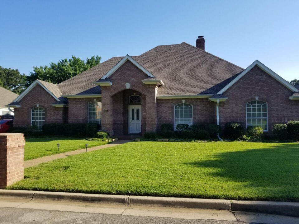 3205 Thornbird Ln in Arlington, TX - Building Photo