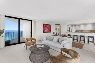 5420 N Ocean Dr in Riviera Beach, FL - Building Photo