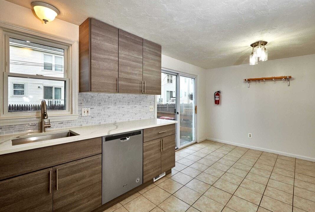 31 Reservoir St in Brockton, MA - Building Photo