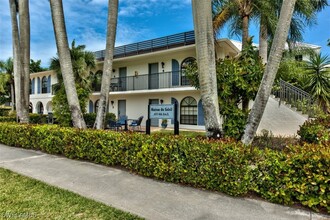 655 8th Ave S in Naples, FL - Foto de edificio - Building Photo