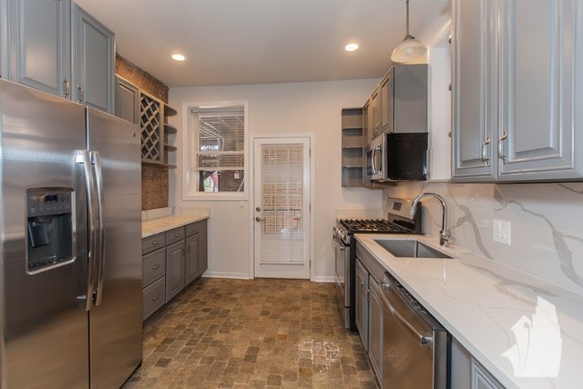 2757 W Logan Blvd, Unit G