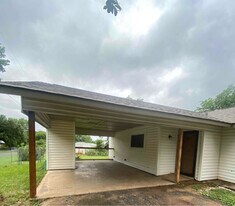 301 1st St in Palestine, TX - Building Photo