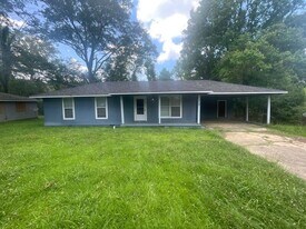 1010 Deryll St in Jackson, MS - Building Photo