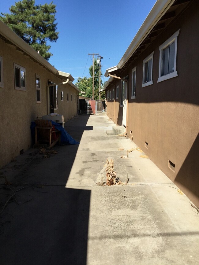 560 Gilbert Ave in Oakdale, CA - Foto de edificio - Building Photo