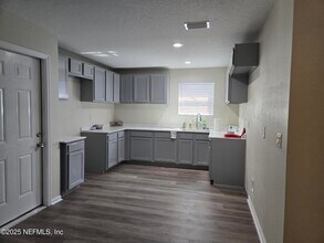 5738 Moncrief Rd in Jacksonville, FL - Building Photo - Building Photo