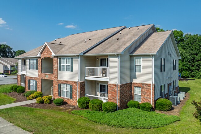 Windhill and Windhill Court in Greensboro, NC - Building Photo - Primary Photo