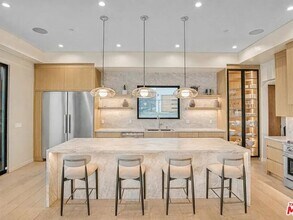 22570 S Summit Ridge Cir in Los Angeles, CA - Foto de edificio - Building Photo